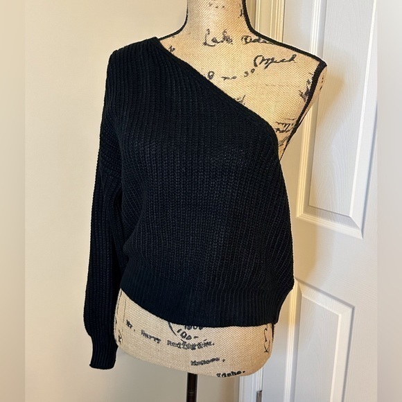 Sweaters - Women's Sweater Solid One Shoulder Sweater Size M